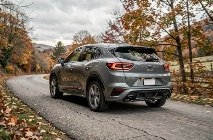 Ford Puma gris Solar ST-Line sur route de campagne en automne vue arrière trois-quarts