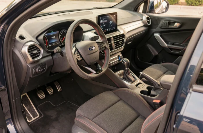 Intérieur sportif du Ford Puma ST-Line avec surpiqûres rouges et écran tactile SYNC